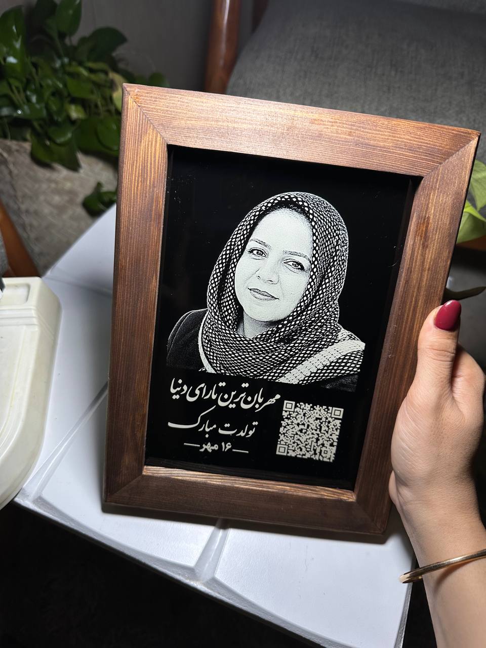 قاب عکس چوبی یادا با حک لیزری عکس و تاریخ؛ هدیه‌ای فراموش‌نشدنی